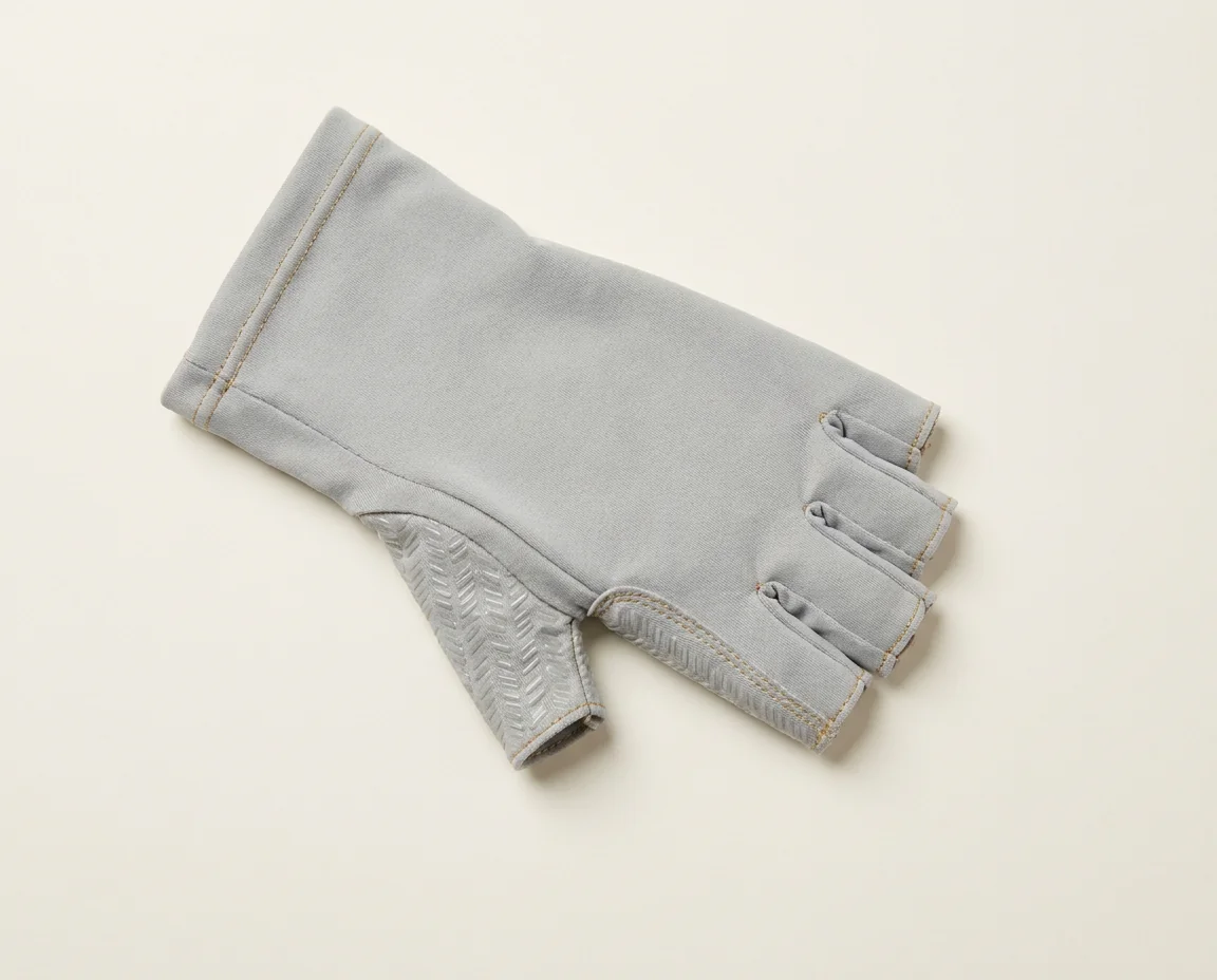 Casting fishing glove with reinforced index finger and stripping guard